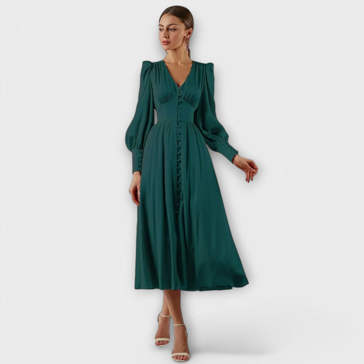 Lang satin kjole med puffede ærmer