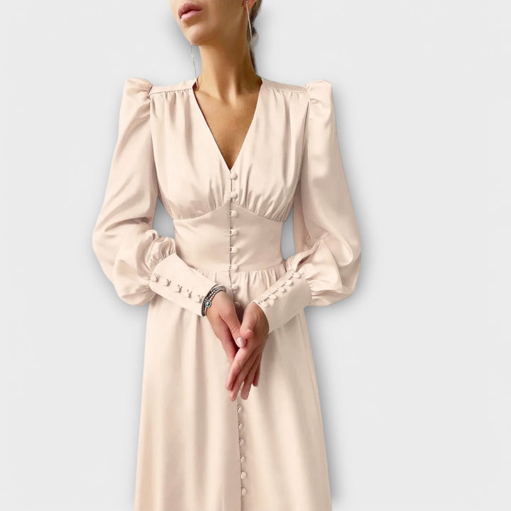 Lang satin kjole med puffede ærmer