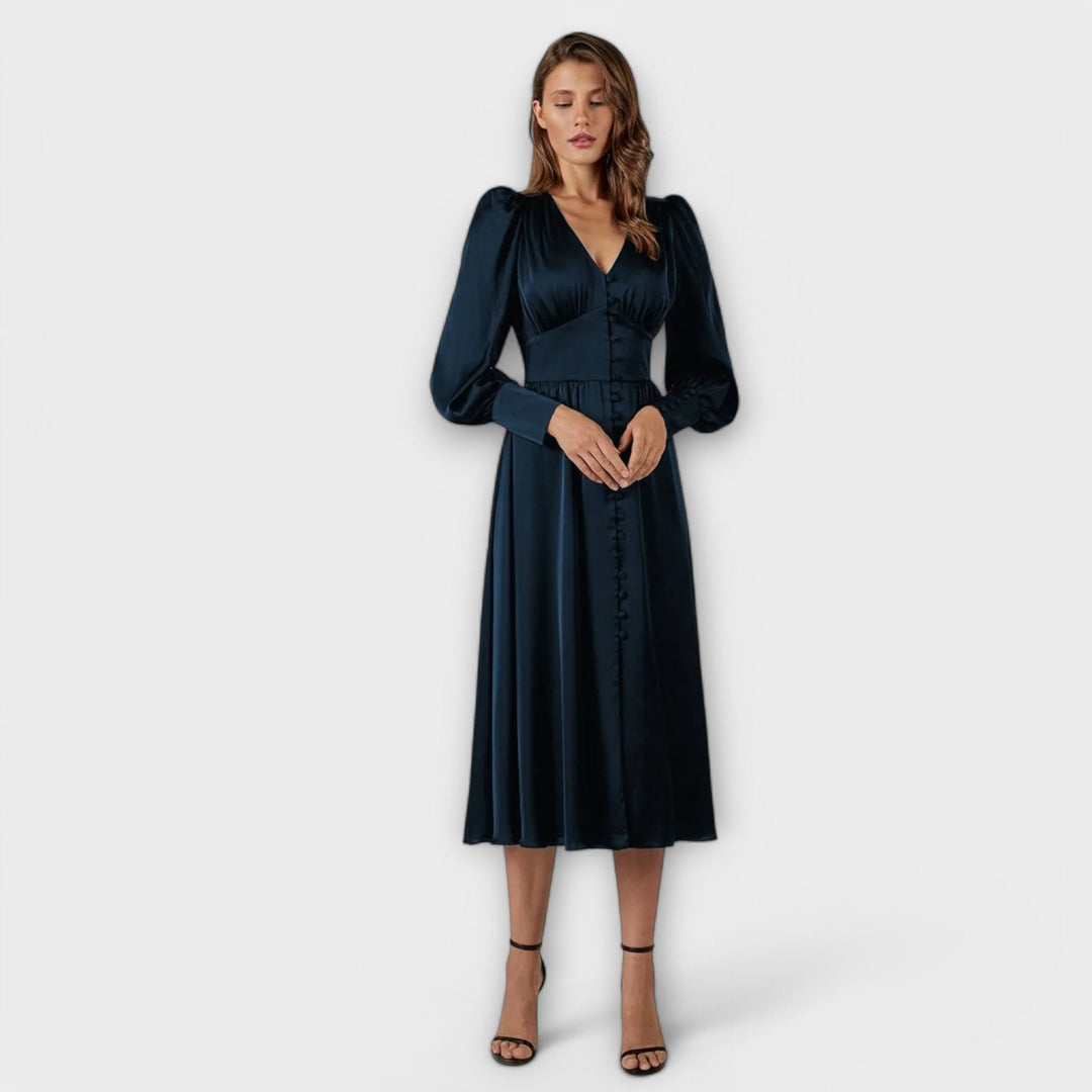 Lang satin kjole med puffede ærmer