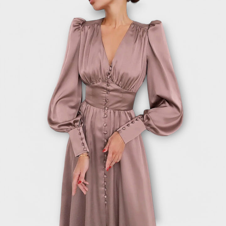 Lang satin kjole med puffede ærmer