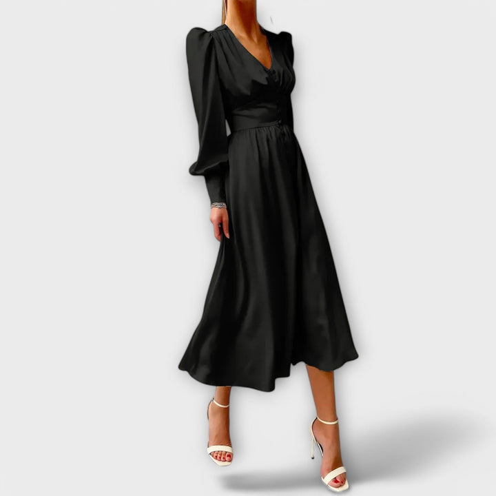 Lang satin kjole med puffede ærmer